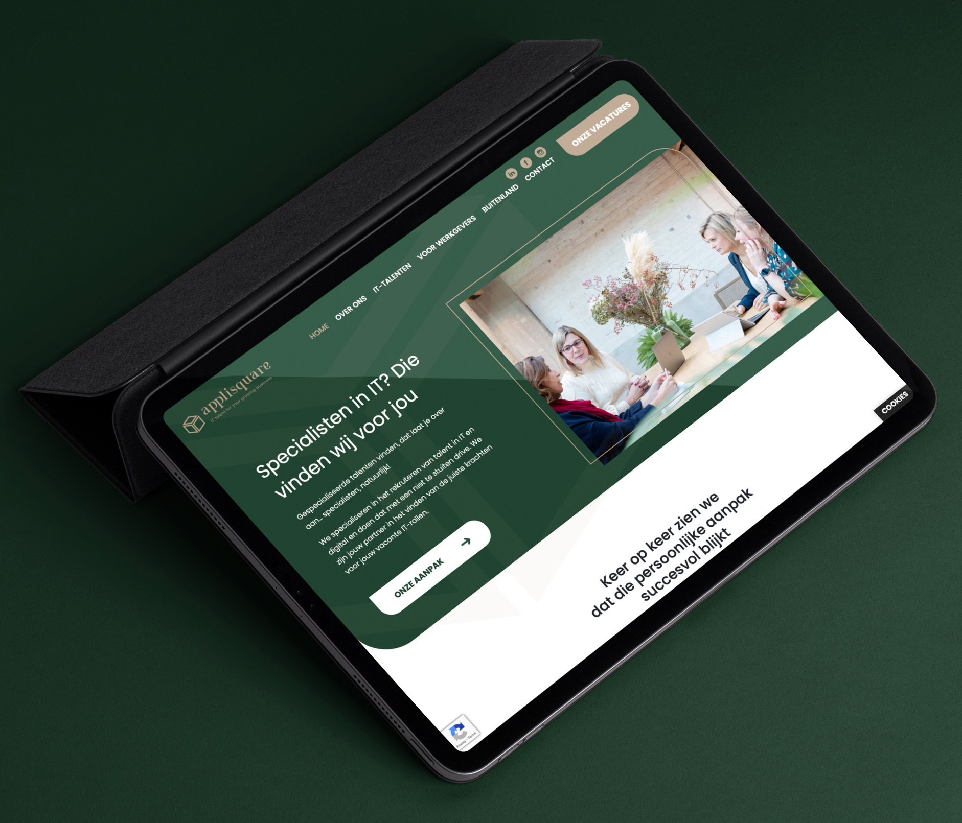 Website van Applisquare België, gepresenteerd in een zwarte iPad. Perfect mobielvriendelijk of responsive.